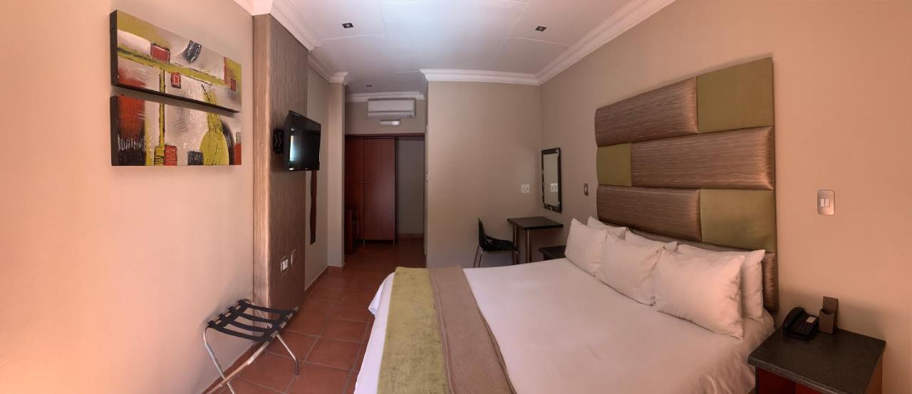 Polokwane Lodge エクステリア 写真